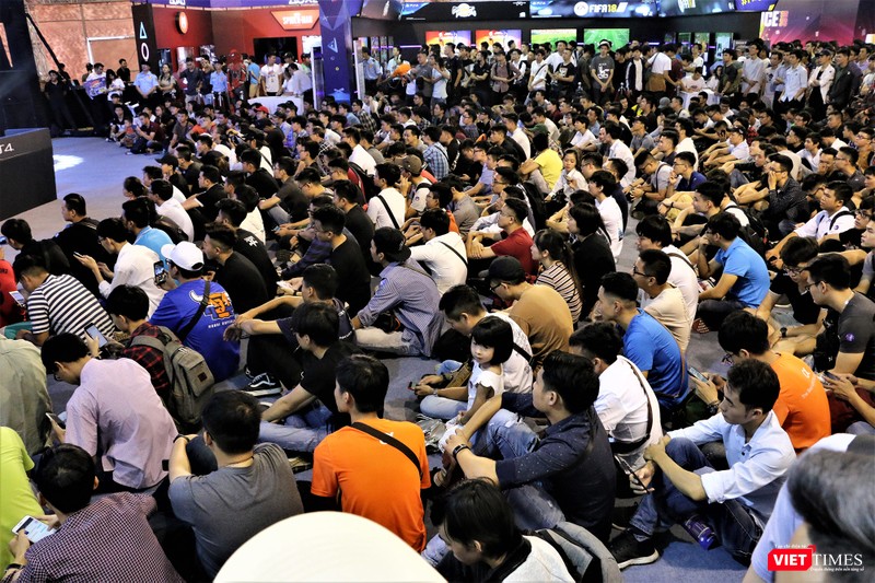 Các bạn trẻ hướng lên sân khấu theo dõi bốc thăm may mắn