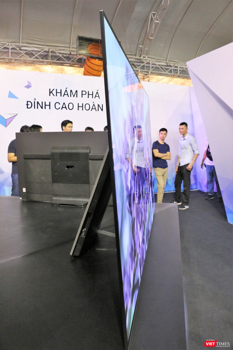 Tivi có kích thước lớn nhưng rất mỏng