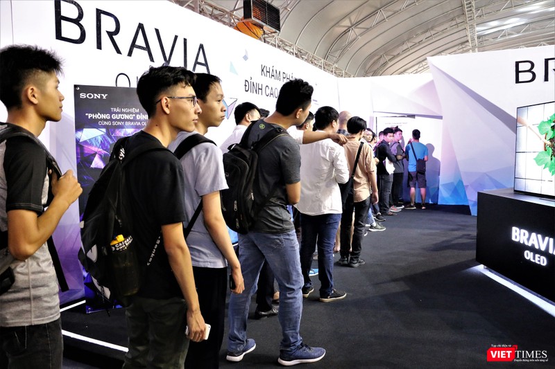 Xếp hàng chờ trải nghiệm các sản phẩm của Sony