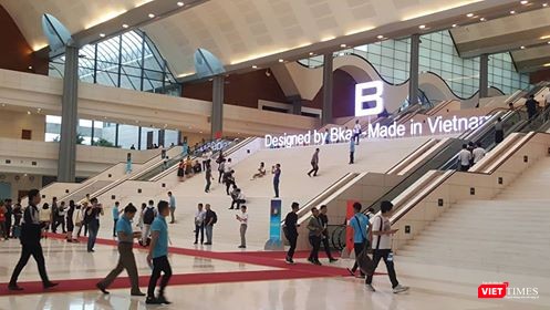 Biểu tượng Bphone xuất hiện trang trọng tại sự kiện. Biểu tượng Bphone xuất hiện trang trọng tại sự kiện.