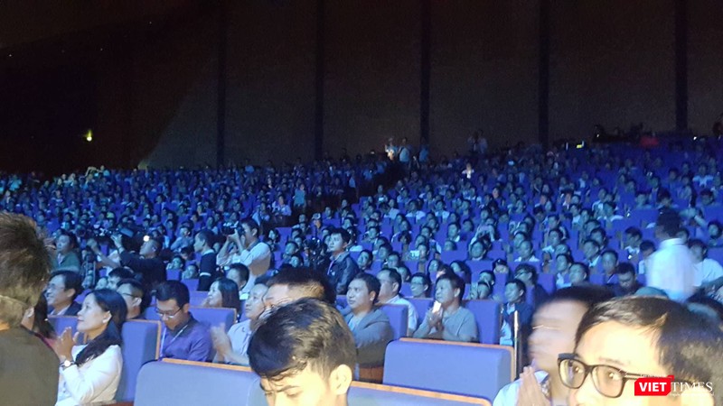 Hội trường lớn Trung tâm Hội nghị Quốc gia sáng nay chật kín người. Hội trường lớn Trung tâm Hội nghị Quốc gia sáng nay chật kín người.