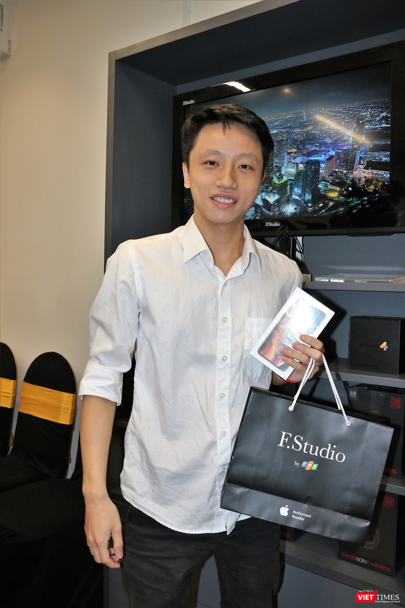 Anh Nguyễn Vũ Việt, làm việc tại FPT Software là người đầu tiên sở hữu iPhone XS chính hãng. Anh mua phiên bản XS 64 GB với giá 28,9 triệu đồng sau khi đã được ưu đãi giảm giá 2 triệu đồng Anh Nguyễn Vũ Việt, làm việc tại FPT Software là người đầu tiên sở hữu iPhone XS chính hãng. Anh mua phiên bản XS 64 GB với giá 28,9 triệu đồng sau khi đã được ưu đãi giảm giá 2 triệu đồng