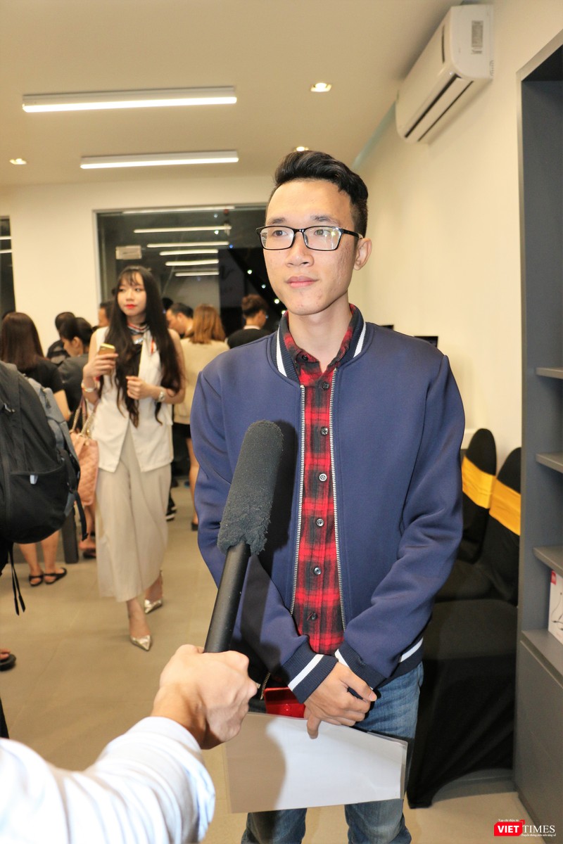 Blogger Vinh Vật Vờ nói rằng khá nhiều người chọn mua sản phẩm chính hãng thay vì sản phẩm xách tay, do chế độ bảo hành và ưu đãi lớn từ FPT Shop. Blogger Vinh Vật Vờ nói rằng khá nhiều người chọn mua sản phẩm chính hãng thay vì sản phẩm xách tay, do chế độ bảo hành và ưu đãi lớn từ FPT Shop.