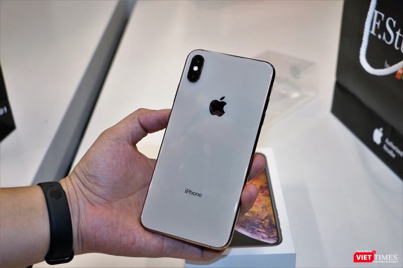 iPhone XS và XS Max có 3 màu Vàng đồng, Bạc và Xám. Riêng với iPhone XR, Apple đã ưu ái trang bị 6 màu trẻ trung và cá tính gồm Trắng, Đen, Đỏ, Vàng, Cam, Xanh. iPhone XS và XS Max có 3 màu Vàng đồng, Bạc và Xám. Riêng với iPhone XR, Apple đã ưu ái trang bị 6 màu trẻ trung và cá tính gồm Trắng, Đen, Đỏ, Vàng, Cam, Xanh.
