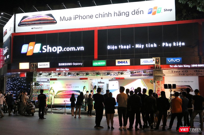 23h tối 1/11, khá nhiều người tập hợp trước cửa hàng FPT Shop tại phố chùa Bộc, Hà Nội để chờ đến giờ cửa hàng chính thức mở bán iPhone XS, XS Max và XR 23h tối 1/11, khá nhiều người tập hợp trước cửa hàng FPT Shop tại phố chùa Bộc, Hà Nội để chờ đến giờ cửa hàng chính thức mở bán iPhone XS, XS Max và XR