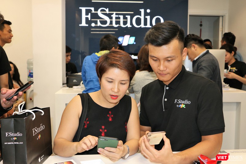 Chị Nguyễn Thúy Hằng, 39 tuổi nói rằng vài năm trước đã dùng sản phẩm Samsung, nhưng từ khi chuyển sang dùng iPhone thì không muốn dùng smartphone Samsung nữa. Lần này chị sắm cho mình một chiếc iPhone XS Max 256 GB với giá 37,9 triệu đồng Chị Nguyễn Thúy Hằng, 39 tuổi nói rằng vài năm trước đã dùng sản phẩm Samsung, nhưng từ khi chuyển sang dùng iPhone thì không muốn dùng smartphone Samsung nữa. Lần này chị sắm cho mình một chiếc iPhone XS Max 256 GB với giá 37,9 triệu đồng