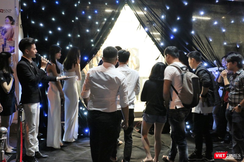 23h30, các khách hàng đầu tiên được vào F,Studio để mua sản phẩm 23h30, các khách hàng đầu tiên được vào F,Studio để mua sản phẩm