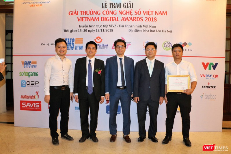 Đại diện SAVIS chụp lưu niệm tại lễ trao giải Vietnam Digital Awards 2018