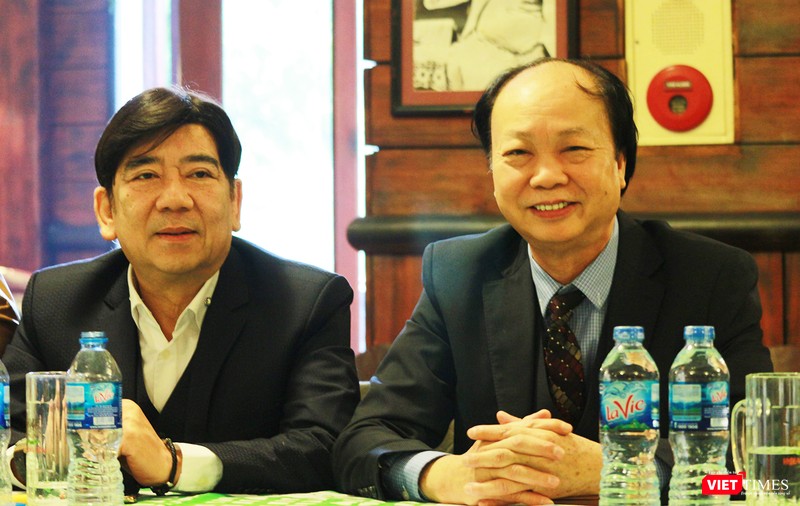 Ông Nguyễn Đình Thắng (bên phải) bày tỏ sẵn lòng đóng góp cho sự phát triển của Hội cũng như sự nghiệp số hóa, phát triển CNTT, TTS của đất nước.