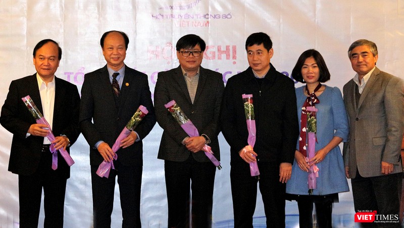 Chủ tịch Hội (người ngoài cùng bên phải) tặng hoa chúc mừng ông Nguyễn Đình Thắng (thứ hai trái sang), ông Nguyễn Thành Phúc (thứ tư trái sang), ông Phạm Gia Khải, ông Hoàng Bảo Hùng và bà Nguyễn Thị Bích Lan trúng cử trong đợt bầu bổ sung lần này.