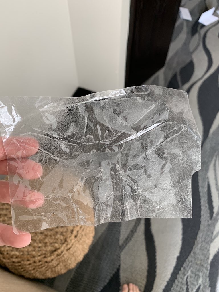 Lớp bảo vệ màn hình mà nhà báo Mark Gurman bóc ra