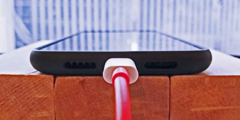 Vì sao chúng ta không nên sạc điện thoại qua đêm?