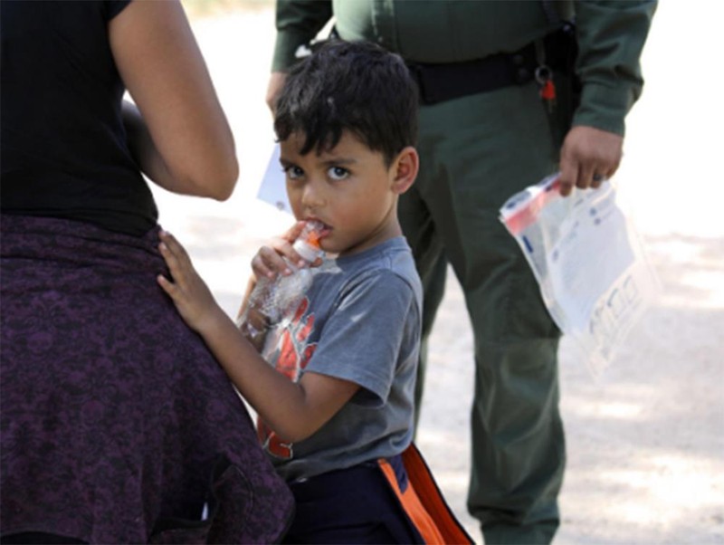 Một đứa trẻ nhập cư tại Biên giới Mỹ - Mexico (ảnh Reuters) Một đứa trẻ nhập cư tại Biên giới Mỹ - Mexico (ảnh Reuters)