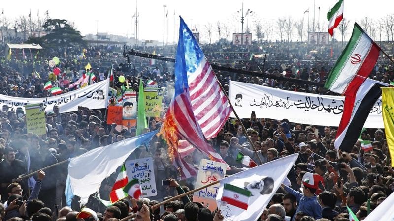 Người Iran đốt một lá cờ Mỹ trong một cuộc mít tinh kỷ niệm 39 năm Cách mạng Hồi giáo 1979, tại Tehran, Iran, Chủ nhật, ngày 11 tháng 2 năm 2018 (ảnh AP) Người Iran đốt một lá cờ Mỹ trong một cuộc mít tinh kỷ niệm 39 năm Cách mạng Hồi giáo 1979, tại Tehran, Iran, Chủ nhật, ngày 11 tháng 2 năm 2018 (ảnh AP)