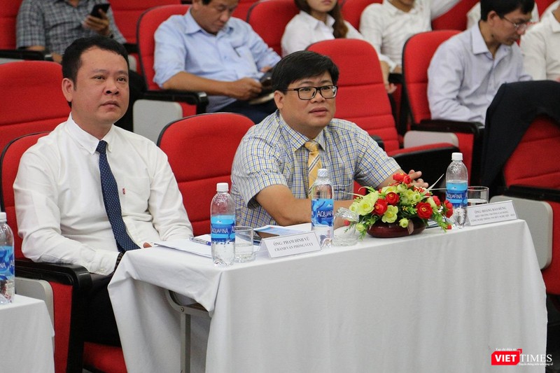 ông Phạm Đình Vũ, Chánh văn phòng VCCI và ông Hoàng Bảo Hùng, Hiệu trưởng trường Cao đẳng CNTT hữu nghị Việt Hàn