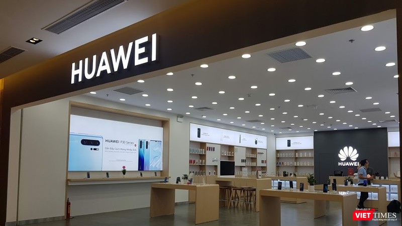 Một showroom của Huawei đặt tại một trung tâm thương mại lớn. Hầu như không có khách đến mua sắm