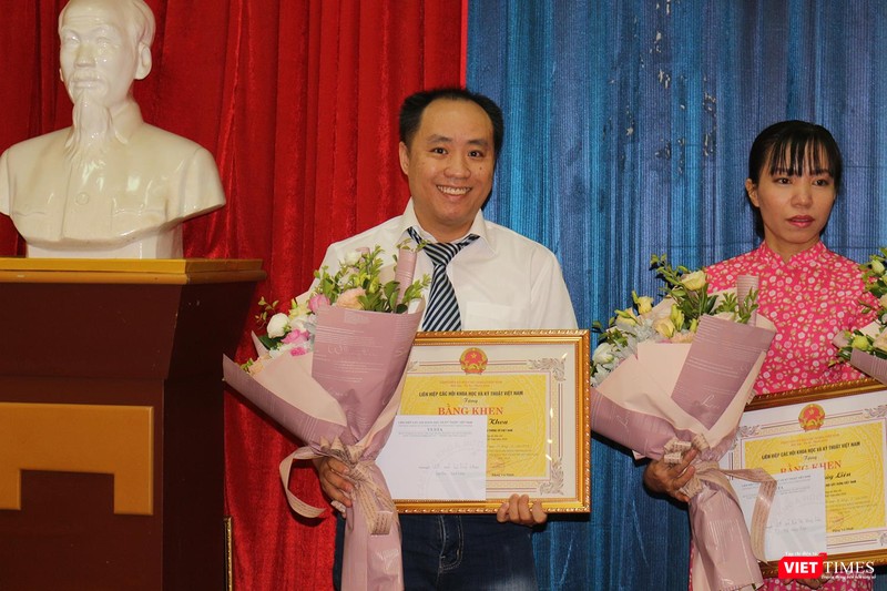 Nhà báo Lê Đăng Khoa (Tạp chí Điện tử VietTimes) nhận bằng khen Nhà báo Lê Đăng Khoa (Tạp chí Điện tử VietTimes) nhận bằng khen