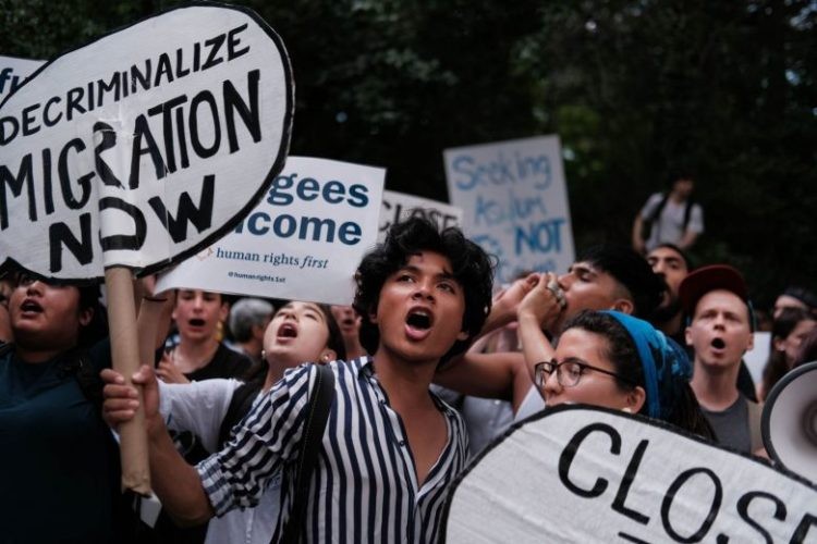 Hàng trăm người tập trung trước căn hộ của Thượng nghị sỹ Chuck Schummer ở Brooklyn để phản đối các trại giam giữ người di cư (ảnh: AFP) Hàng trăm người tập trung trước căn hộ của Thượng nghị sỹ Chuck Schummer ở Brooklyn để phản đối các trại giam giữ người di cư (ảnh: AFP)