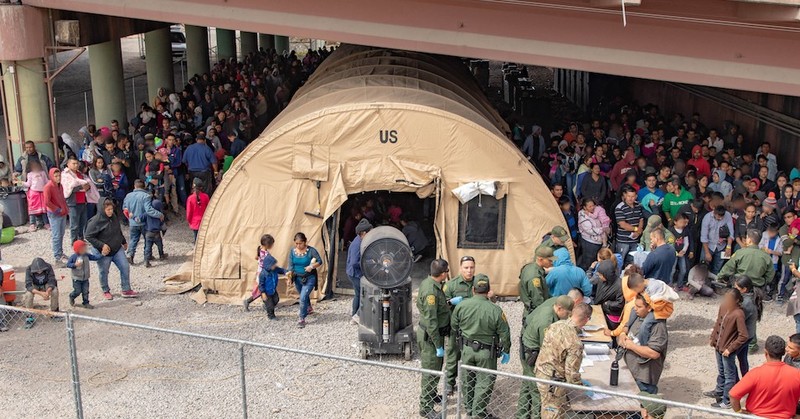 Lực lượng tuần biên Hoa Kỳ tại một trung tâm xử lý người di cư ở El Paso, Texas (ảnh: Getty Images) Lực lượng tuần biên Hoa Kỳ tại một trung tâm xử lý người di cư ở El Paso, Texas (ảnh: Getty Images)