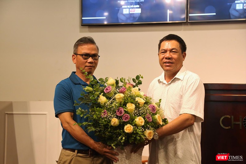 GS.TS Nguyễn Hữu Liêm nhận hoa chúc mừng từ Tổng thư ký Hội truyền thông số Việt Nam, Phó Tổng biên tập Tạp chí Điện tử VietTimes Lê Đức Sảo