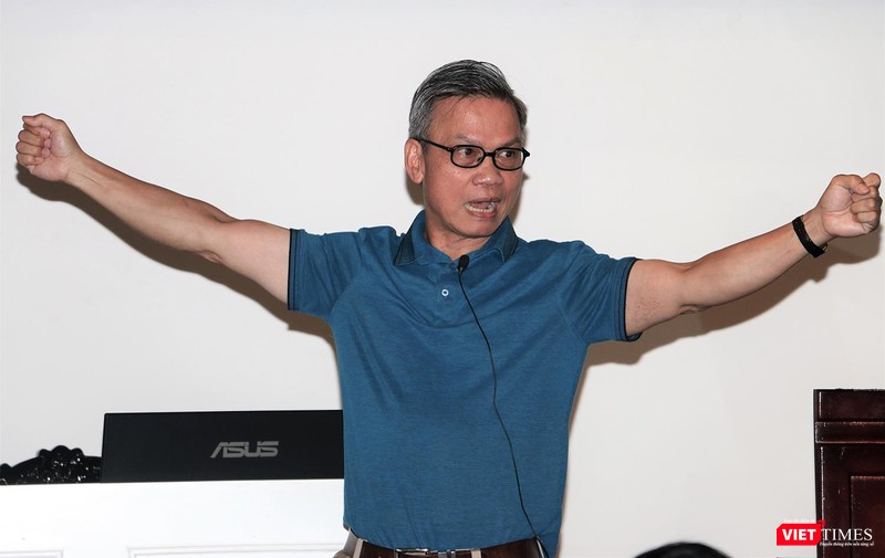 GS.TS Nguyễn Hữu Liêm nói rằng Trí tuệ nhân tạo giúp con người thoát khỏi mọi xiềng xích vô hình. AI giúp con người giải quyết hết các sai lầm, và con người không còn băn khoăn về đời sống vật chất