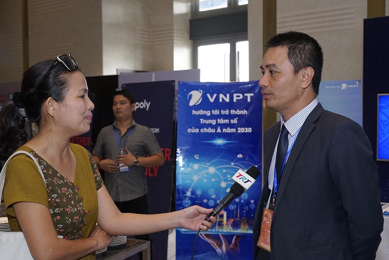 ông Hà Thái Bảo trả lời phỏng vấn các phóng viên