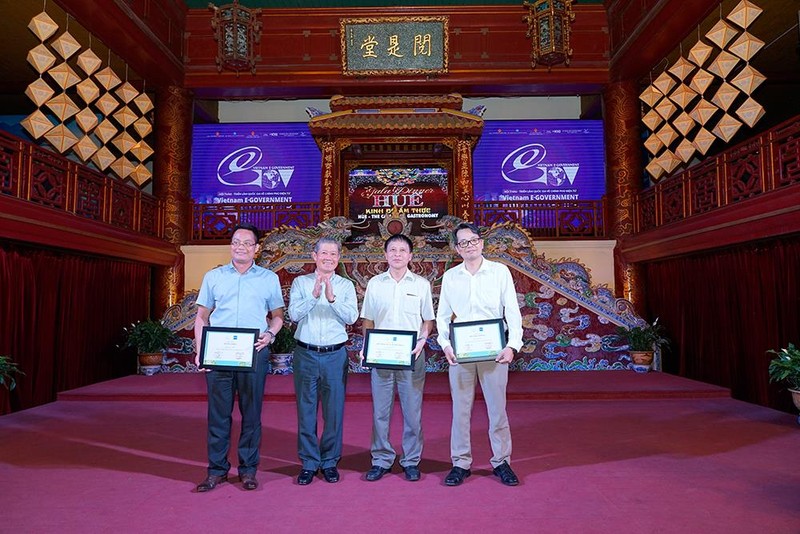 Thứ trưởng Bộ Thông tin và Truyền thông Nguyễn Thành Hưng trao chứng nhận cho đại diện Bộ Tài chính, Bộ Công thương và Bộ TT-TT Thứ trưởng Bộ Thông tin và Truyền thông Nguyễn Thành Hưng trao chứng nhận cho đại diện Bộ Tài chính, Bộ Công thương và Bộ TT-TT