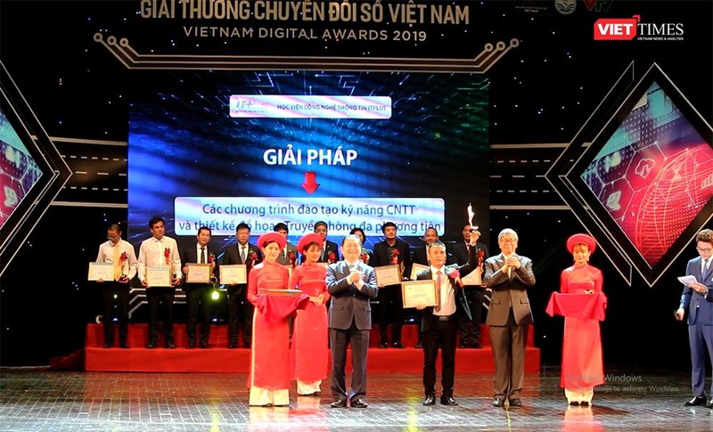 Video trao giải thưởng Chuyển đổi Số 2019 cho các đơn vị và cá nhân xuất sắc (Phần 1)