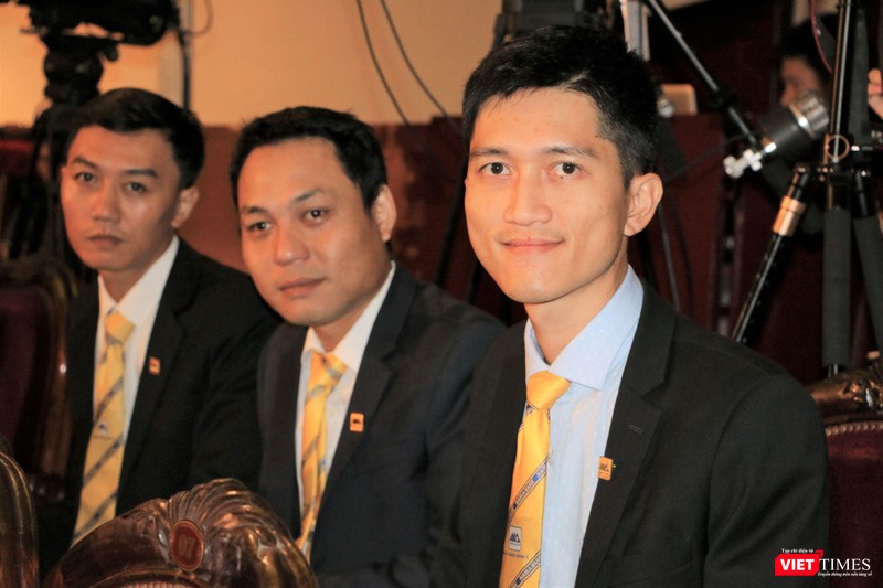 Các thành viên ngân hàng Nam Á tại lễ trao giải thưởng Chuyển đổi Số