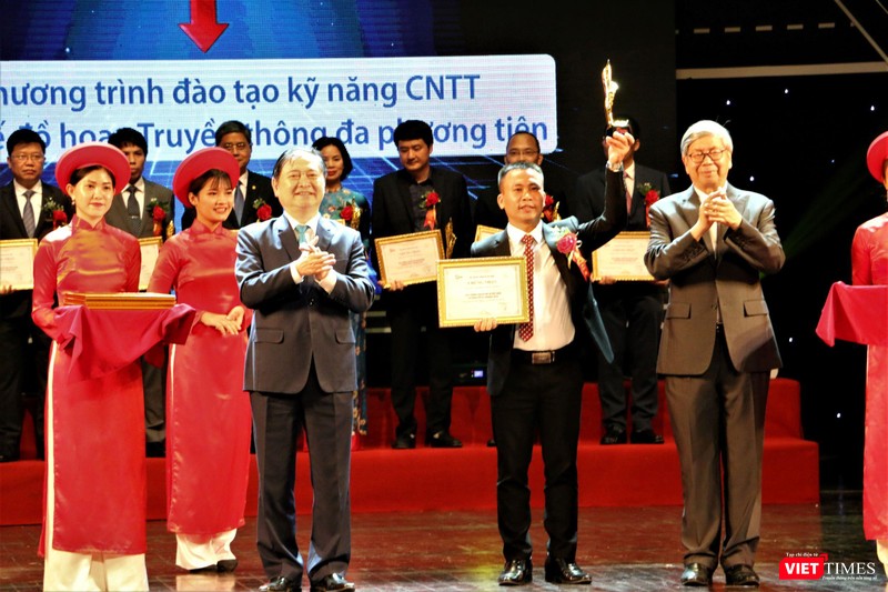 ông Hoàng Văn Thắng nhận giải thưởng Chuyển đổi Số