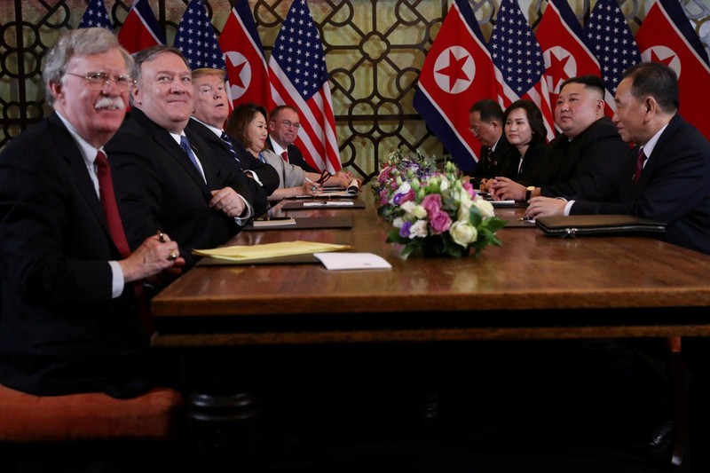 ông John Bolton - ngoài cùng bên trái tại Hội nghị thượng đỉnh Mỹ Triều tại Hà Nội (ảnh Reuters) ông John Bolton - ngoài cùng bên trái tại Hội nghị thượng đỉnh Mỹ Triều tại Hà Nội (ảnh Reuters)