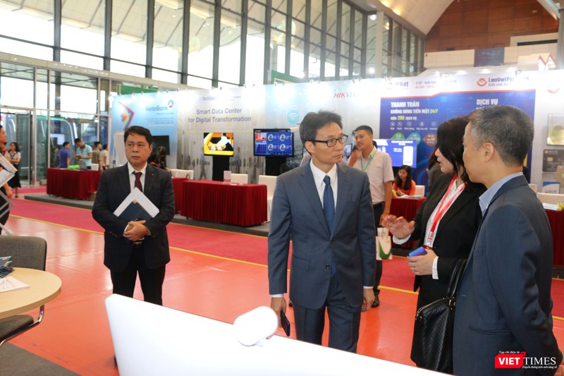 Phó Thủ tướng Vũ Đức Đam thăm các gian hàng triển lãm bên lề Diễn đàn cấp cao về Công nghiệp 4.0