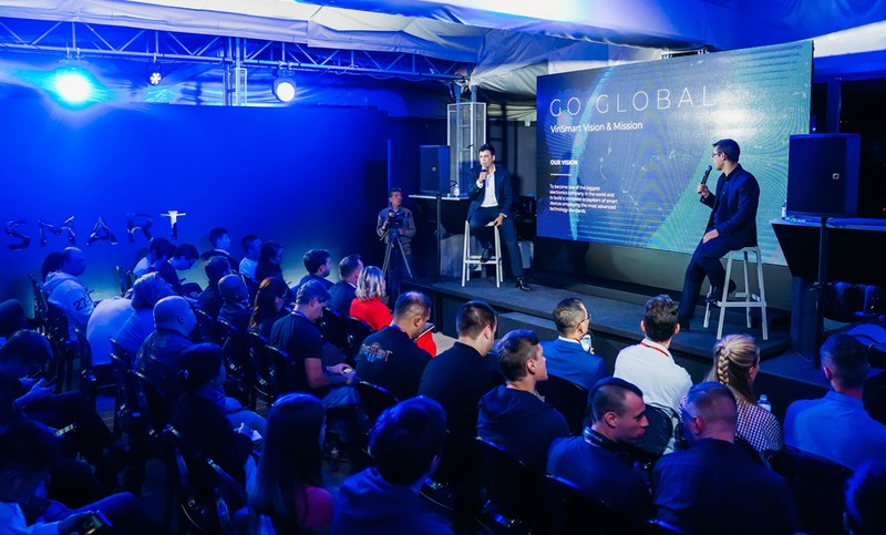 Ông Mantosh Malhotra – Phó Tổng giám đốc Tập đoàn Vingroup (trái) phát biểu tại sự kiện VinSmart ra mắt thị trường Nga