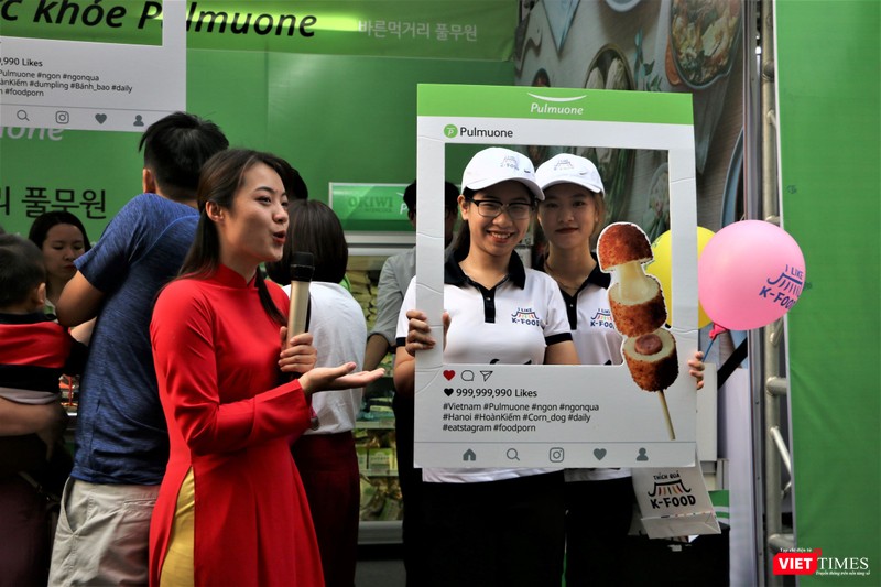 Một gian hàng với hình thức "check in" để được tặng quà