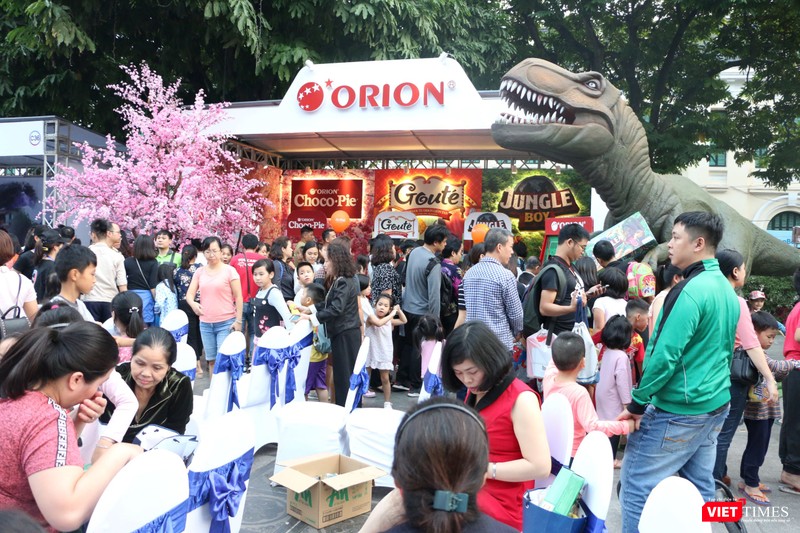 Gian hàng của doanh nghiệp Orion bên trong khuôn viên tượng đài Lý Thái Tổ