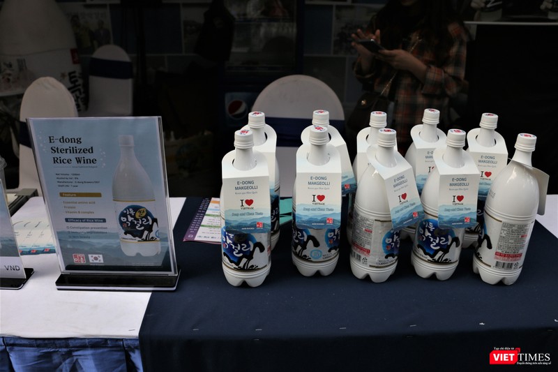 Rượu gạo là một trong những mặt hàng được quảng bá tại Lễ hội văn hóa và ẩm thực Hàn - Việt. Ông Jung Kyu Seong, Chủ tịch Hiệp hội Makgeoli (rượu gạo) Hàn Quốc cho biết: Chúng tôi nhận thấy rằng cần thiết phải quảng bá một cách tích cực nhằm đẩy mạnh doanh số tiêu thụ rượu gạo tại Việt Nam thông qua lễ hội lần này. Qua đây, chúng tôi cũng sẽ điều tra và tìm hiểu về sở thích cũng như nhận thức của người dân về rượu gạo Hàn Quốc thông qua những sản phẩm rất được ưa thích được bày bán và triển lãm tại lễ hội, từ đó lên kế hoạch cho việc quảng bá và phát triển các dòng sản phẩm mới