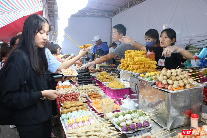 Bạn trẻ này đang đắn đo chưa biết lựa chọn món ăn gì vì "món nào cũng ngon"