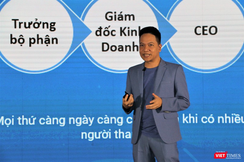 ông Phạm Kim Hùng giới thiệu Base Wework đến các khách hàng