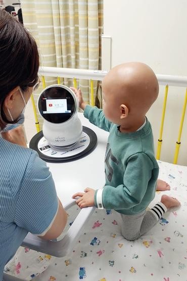 Robot Cloi được đưa vào các phòng bệnh cách ly để giao tiếp với các bệnh nhi