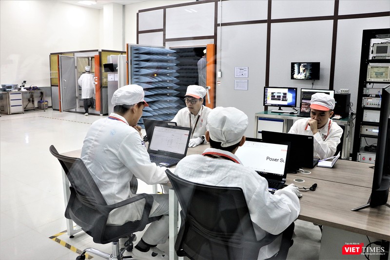 Các nhân viên phòng thí nghiệm sóng di động. Đây là phòng thí nghiệm sóng di động đạt tiêu chuẩn cao nhất tại Việt Nam hiện nay