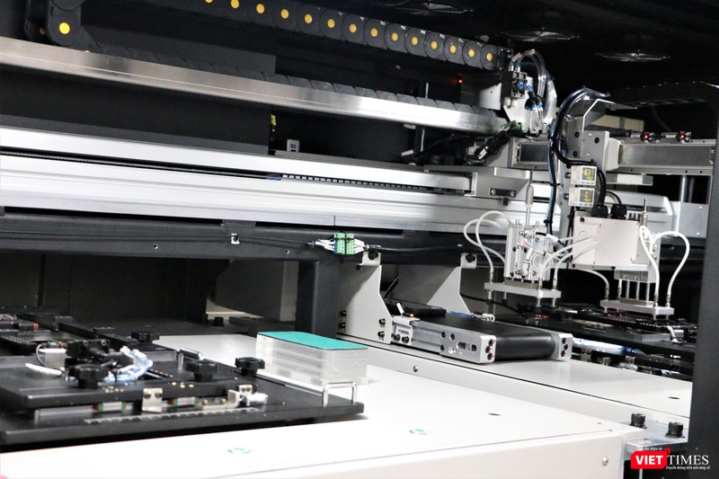 Lắp ráp khung vỏ, màn hình