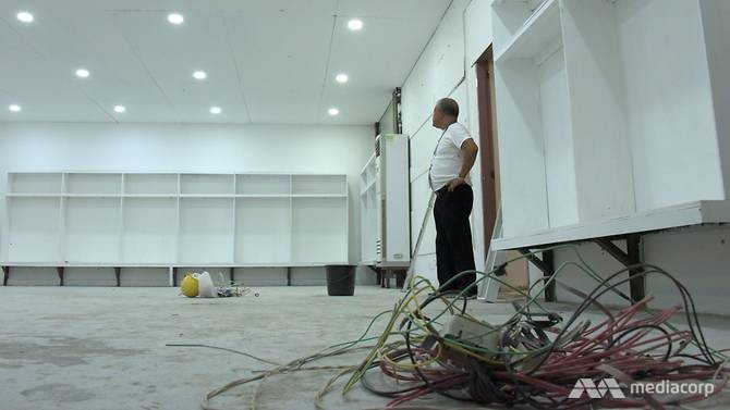 Phòng thay đồ của các cầu thủ vẫn còn vật liệu xây dựng (ảnh Mediacorp)