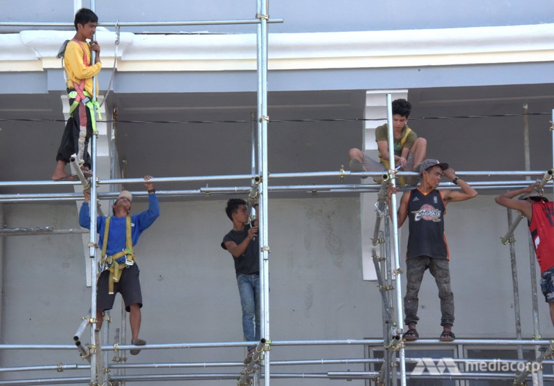 Công nhân đang tu sửa sân vận động chính để phục vụ lễ khai mạc SEA Games (ảnh: Mediacorp)