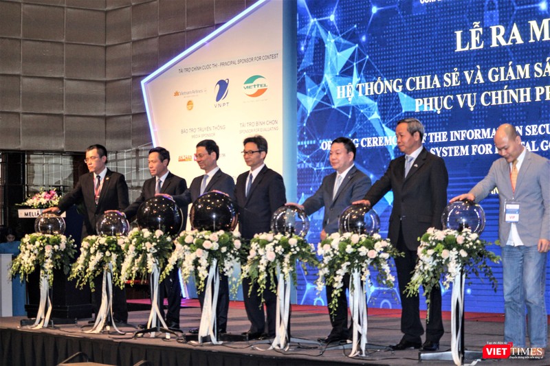 Phó Thủ tướng Vũ Đức Đam, Bộ trưởng Nguyễn Mạnh Hùng và đại diện Viettel, CMC, VNPT, FPT và BKAV bấm nút khai trương Hệ thống
