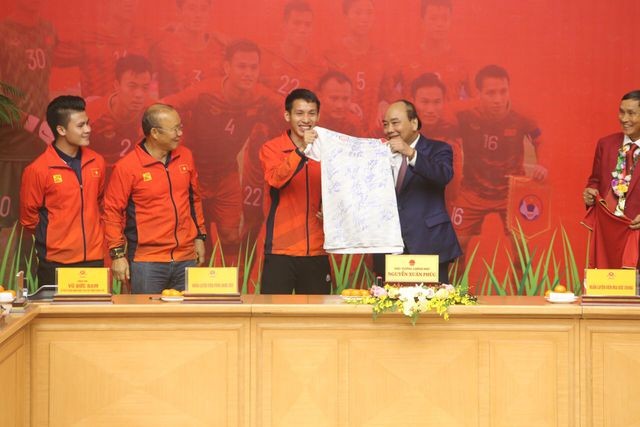 Cầu thủ Đỗ Hùng Dũng đại diện đội U22 Việt Nam trao tặng Thủ tướng chiếc áo có chữ ký của các tuyển thủ (ảnh: báo Chính phủ) Cầu thủ Đỗ Hùng Dũng đại diện đội U22 Việt Nam trao tặng Thủ tướng chiếc áo có chữ ký của các tuyển thủ (ảnh: báo Chính phủ)