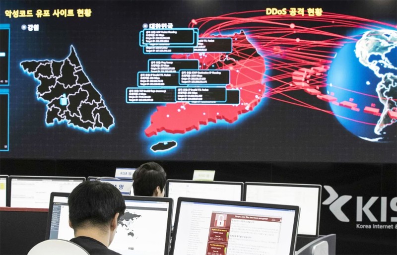 Nhân viên Cơ quan An ninh và Internet Hàn Quốc (KISA) đang giám sát sự lây lan của mã độc WannaCry. Mã độc này được cho là bắt nguồn từ Triều Tiên Nhân viên Cơ quan An ninh và Internet Hàn Quốc (KISA) đang giám sát sự lây lan của mã độc WannaCry. Mã độc này được cho là bắt nguồn từ Triều Tiên