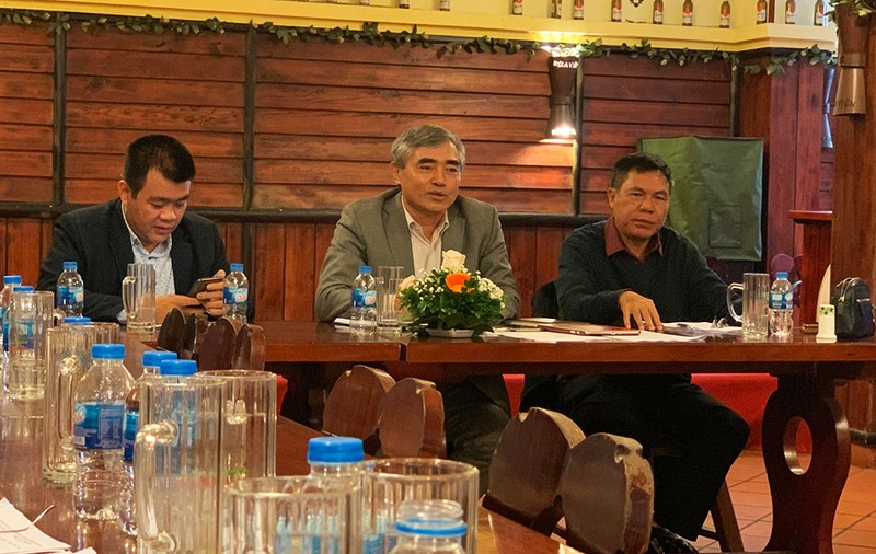 ông Nguyễn Minh Hồng - Chủ tịch VDCA (giữa) điều hành cuộc họp