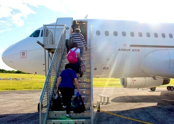 Những người Australia từng ở Vũ Hán kết thúc 14 ngày cách ly ở đảo Giáng Sinh lên máy bay về Sydney Những người Australia từng ở Vũ Hán kết thúc 14 ngày cách ly ở đảo Giáng Sinh lên máy bay về Sydney