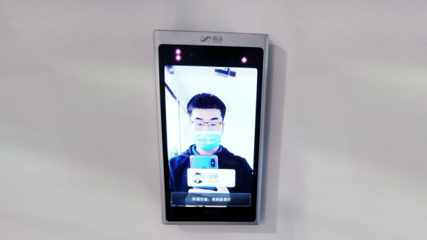 Một hình ảnh từ trang web của SenseTime cho thấy hệ thống xác định một nhân viên đang đeo khẩu trang Một hình ảnh từ trang web của SenseTime cho thấy hệ thống xác định một nhân viên đang đeo khẩu trang