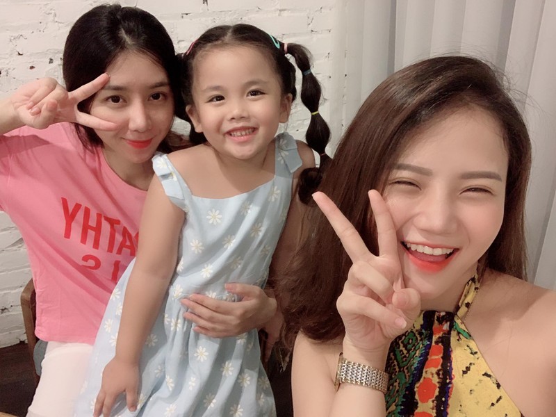 Diễn viên Mỹ Linh chụp ảnh cùng bé Moon và thành viên đoàn phim Diễn viên Mỹ Linh chụp ảnh cùng bé Moon và thành viên đoàn phim